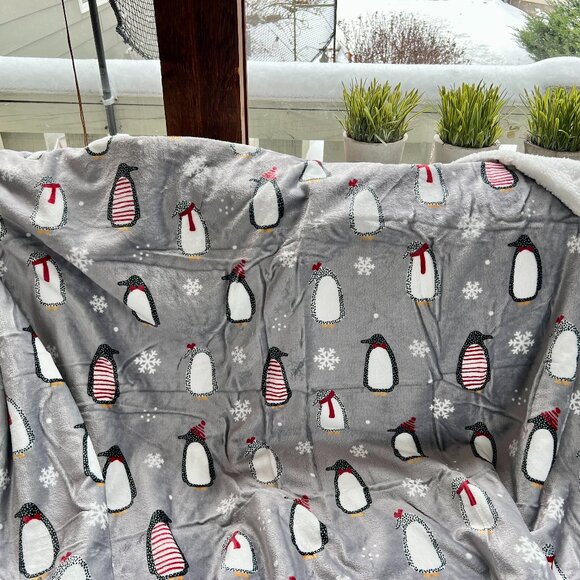 NWT! Wonderful Super Soft Penguin Sherpa Blanket - Picture 10 of 11